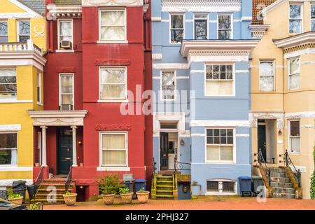 Farbenfrohe Stadthäuser im Bezirk Georgetown in Washington DC, USA. Stockfoto