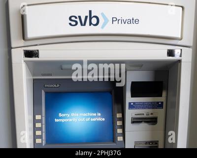 Santa Monica, Kalifornien, USA. 28. März 2023. Ein außer Betrieb genommener Geldautomat in einer Privatfiliale der Silicon Valley Bank SBV nach einem Banküberfall.die 16. größte Bank in den USA ist diesen Monat in Konkurs gegangen und wurde von der FDIC im 2. Größten Bankausfall in der US-Geschichte unter Arrest genommen, nachdem Risikokapitalgeber A ausgelöst hatten Bank Run drängt ihre Kunden, Geld von der in Schwierigkeiten geratenen Bank abzuheben. Investoren fordern von der Bundesregierung, einschließlich Ministerin Janet Yellen und dem Vorsitzenden der Federal Reserve Jerome Powell, ein Eingreifen, und behaupten, die auf Startup ausgerichtete Bank sei zu groß, um zu scheitern und Stockfoto