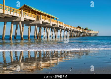 Folly Beach Pier in der Nähe von Charleston, South Carolina, USA. Stockfoto