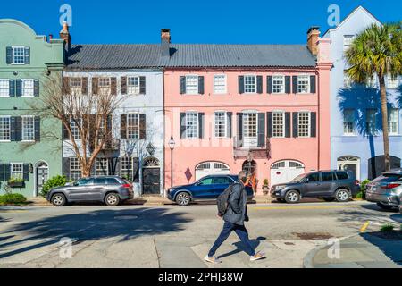 Vor der Rainbow Row in Charleston, South Carolina, USA, gibt es zahlreiche historische Häuser. Stockfoto