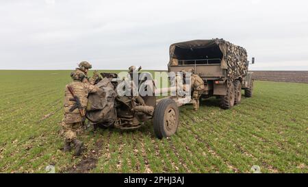 Ein ukrainischer Soldat wird dabei gesehen, wie er sich darauf vorbereitet, den 122 mm D-30-Haubitzer auf ein Ziel zu feuern. Ukroboronprom, der staatseigene ukrainische Verteidigungskonglomerat, hat seine erste Lieferung von 122-mm-Artilleriegeschossen an die ukrainische Armee geliefert. Das Projektil Kaliber 122 wird von der ukrainischen Artillerie verwendet, während sie mit dem nachlaufenden D-30-Haubitzer (maximale Reichweite: 15.400 m) und 2S1 Gvozdika Sau (maximale Reichweite: 15.200 m) arbeitet. Dies ist Teil der Bemühungen der Ukraine, ihre Selbstversorgung und Sicherheit durch die Aufnahme ihrer eigenen Munitionsproduktion zu erhöhen. Die Schalen wurden zuvor strengen Tests unterzogen Stockfoto