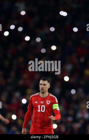 Cardiff, Großbritannien. 28. März 2023. Aaron Ramsey von Wales schaut zu. Wales gegen Lettland, UEFA Euro 2024 Qualifier International Group D im Cardiff City Stadium in Cardiff, Südwales, am Dienstag, den 28. März 2023. Nur redaktionelle Verwendung. Bild von Andrew Orchard/Andrew Orchard Sportfotografie/Alamy Live News Credit: Andrew Orchard Sportfotografie/Alamy Live News Stockfoto