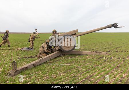 21. März 2023, Region Donezk, Ukraine: Ein ukrainischer Soldat bereitet sich darauf vor, den 122 mm D-30-Haubitzer auf ein Ziel zu feuern. Ukroboronprom, der staatseigene ukrainische Verteidigungskonglomerat, hat seine erste Lieferung von 122-mm-Artilleriegeschossen an die ukrainische Armee geliefert. Das Projektil Kaliber 122 wird von der ukrainischen Artillerie verwendet, während sie mit dem nachlaufenden D-30-Haubitzer (maximale Reichweite: 15.400 m) und 2S1 Gvozdika Sau (maximale Reichweite: 15.200 m) arbeitet. Dies ist Teil der Bemühungen der Ukraine, ihre Selbstversorgung und Sicherheit durch die Aufnahme ihrer eigenen Munitionsproduktion zu erhöhen. Die Stockfoto