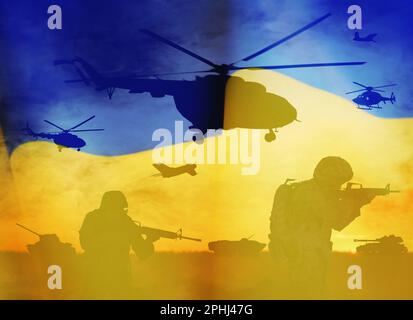 Silhouetten von Soldaten und ukrainischer Nationalflagge, doppelte Exposition Stockfoto