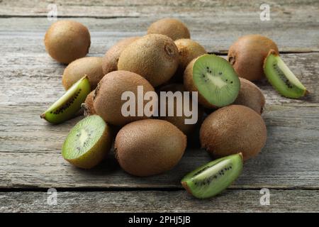 Ein Haufen frischer reifer Kiwis auf einem Holztisch Stockfoto