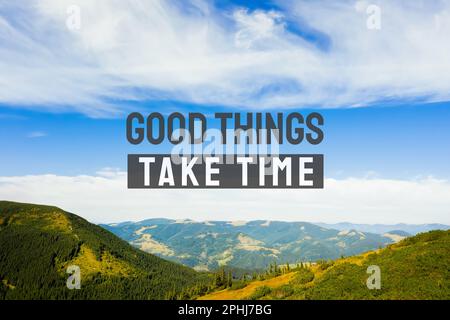 Gute Dinge Brauchen Zeit. Motivierendes Zitat, das an Geduld erinnert. Text vor malerischer Berglandschaft Stockfoto