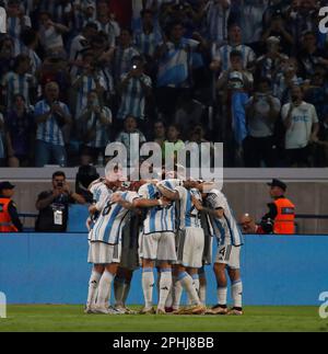 Santiago Del Estero, Argentinien. 28. März 2023. Fußball: Internationale Spiele, Argentinien - Curacao, Estadio Unico Madre de Ciudades. Argentinische Spieler jubeln nach einem Tor. Kredit: Gustavo Ortiz/dpa/Alamy Live News Stockfoto