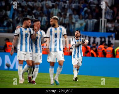 Santiago Del Estero, Argentinien. 28. März 2023. Fußball: Internationale Spiele, Argentinien - Curacao, Estadio Unico Madre de Ciudades. Argentiniens Lionel Messi (r) feiert nach einem Tor. Kredit: Gustavo Ortiz/dpa/Alamy Live News Stockfoto