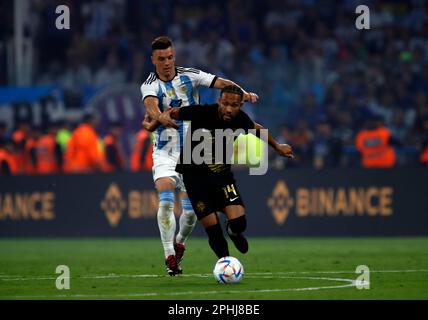 Santiago Del Estero, Argentinien. 28. März 2023. Fußball: Internationale Spiele, Argentinien - Curacao, Estadio Unico Madre de Ciudades. Kenji Gorre (r) von Curacai im Kampf gegen Giovanni Lo Celso von Argentinien. Kredit: Gustavo Ortiz/dpa/Alamy Live News Stockfoto