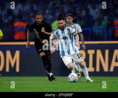 Santiago Del Estero, Argentinien. 28. März 2023. Fußball: Internationale Spiele, Argentinien - Curacao, Estadio Unico Madre de Ciudades. Lionel Messi (10) aus Argentinien im Kampf gegen Kenji Gorre aus Curacao. Kredit: Gustavo Ortiz/dpa/Alamy Live News Stockfoto