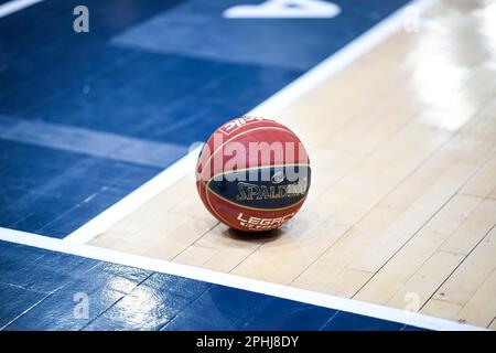 Paris, Frankreich. 28. März 2023. Spalding-Ball-Illustration während der französischen Meisterschaft, Basketballspiel der Betclic-Elite zwischen Le Mans Sarthe Basket (MSB) und Metropolitans 92 (Mets oder Boulogne-Levallois) am 28. März 2023 in Paris, Frankreich. Kredit: Victor Joly/Alamy Live News Stockfoto