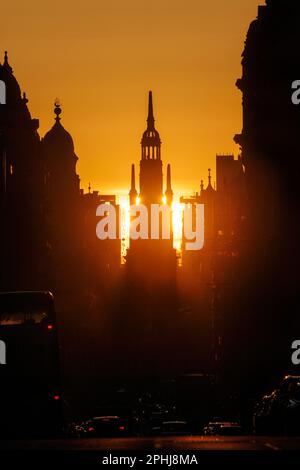 Glasgowhenge! Von der Kreuzung High, George & Duke Street am 8. April geht die Sonne hinter St. George's Tron im Herzen von Glasgow unter. Stockfoto