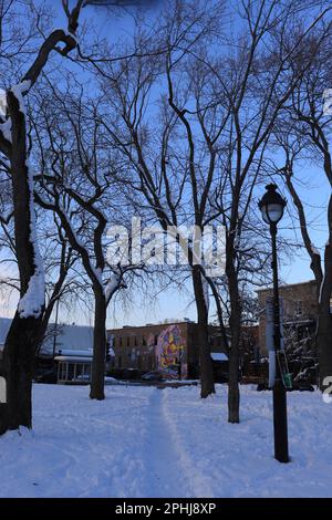 Städtischer Stadtpark St-Henri Montreal schneebedeckt dezember 2022 Stockfoto