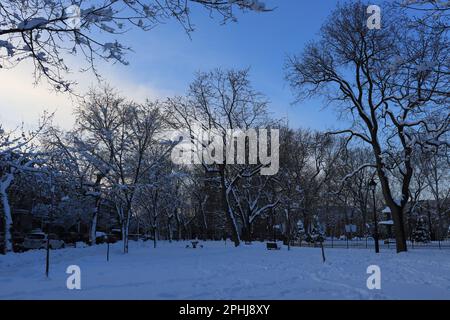 Städtischer Stadtpark St-Henri Montreal schneebedeckt dezember 2022 Stockfoto