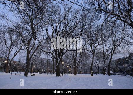 Städtischer Stadtpark St-Henri Montreal schneebedeckt dezember 2022 Stockfoto