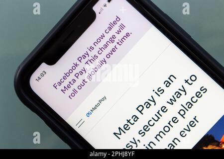 Vancouver, KANADA - März 18 2023 : Website von Meta Pay, Zahlungsdienst auf Facebook, Messenger, Instagram, ＆ in teilnehmenden Online-Shops, auf iPhone Stockfoto