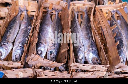 Ikan Pindang oder gesalzener Fisch in Bambusverpackung auf dem traditionellen Markt in Yogyakarta, Indonesien Stockfoto