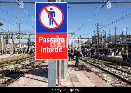 Marseille, Frankreich. 28. März 2023. Junge Demonstranten blockieren während des Rentenreformstreiks die Fahrspuren am Bahnhof von Marseille. Am Rande des 10. Tages der Demonstration gegen die Rentenreform marschierten junge Demonstranten und streikende Studenten in den Bahnhof von Marseille ein und blockierten die Fahrwege, um gegen die französische Regierung zu protestieren, die das Rentenalter von 62 auf 64 Jahre anheben würde. Kredit: SOPA Images Limited/Alamy Live News Stockfoto