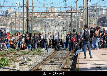 Marseille, Frankreich. 28. März 2023. Junge Demonstranten blockieren während des Rentenreformstreiks die Fahrspuren am Bahnhof von Marseille. Am Rande des 10. Tages der Demonstration gegen die Rentenreform marschierten junge Demonstranten und streikende Studenten in den Bahnhof von Marseille ein und blockierten die Fahrwege, um gegen die französische Regierung zu protestieren, die das Rentenalter von 62 auf 64 Jahre anheben würde. Kredit: SOPA Images Limited/Alamy Live News Stockfoto