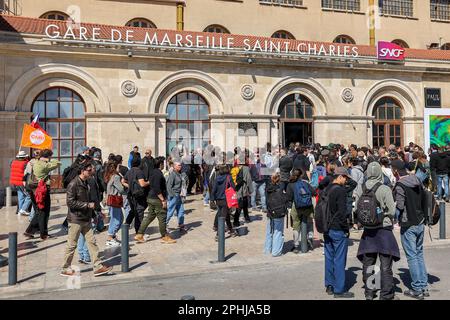 Marseille, Frankreich. 28. März 2023. Während des Rentenreformstreiks marschieren junge Demonstranten in den Bahnhof von Marseille ein. Am Rande des 10. Tages der Demonstration gegen die Rentenreform marschierten junge Demonstranten und streikende Studenten in den Bahnhof von Marseille ein und blockierten die Fahrwege, um gegen die französische Regierung zu protestieren, die das Rentenalter von 62 auf 64 Jahre anheben würde. Kredit: SOPA Images Limited/Alamy Live News Stockfoto