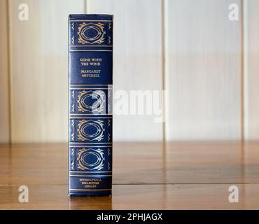 NEW ORLEANS, LA, USA - 27. MÄRZ 2023: Aufwändig gestaltete Rückseite eines aufrechten Hardcover-Exemplars von „vom Wind verweht“ von Margaret Mitchell Stockfoto
