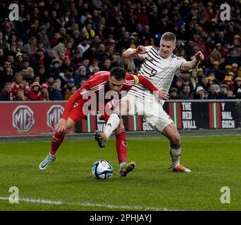 Cardiff, Wales, 28, März 2023, Viadislavs Gutkovskis (Lettland) (L) Aaron Ramsey (Wales) in Aktion, während der UEFA European Qualifiers 2024 Wales gegen Lettland, Kredit: Graham Glendinning,/ Alamy Live News Endstand: 1 - 0 Stockfoto