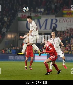 Cardiff, Wales, 28, März 2023, Roberts Uldrikis (Lettland) springt während der UEFA European Qualifiers 2024 Wales gegen Lettland um den Ball, Kredit: Graham Glendinning,/ Alamy Live News Endstand: 1 - 0 Stockfoto