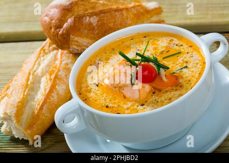 Lachssuppe mit Karotten und Kartoffeln in einer Schüssel servieren Stockfoto