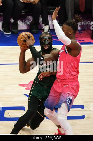 Washington, USA. 28. April 2023. WASHINGTON, DC - 28. MÄRZ: Der Wachmann der Boston Celtics, Jaylen Brown (7), drängt sich während eines NBA-Spiels zwischen den Washington Wizards und den Boston Celtics am 28. März 2023 in der Capital One Arena in Washington, DC, in den Wachmann der Washington Wizards (55). (Foto: Tony Quinn/SipaUSA) Guthaben: SIPA USA/Alamy Live News Stockfoto