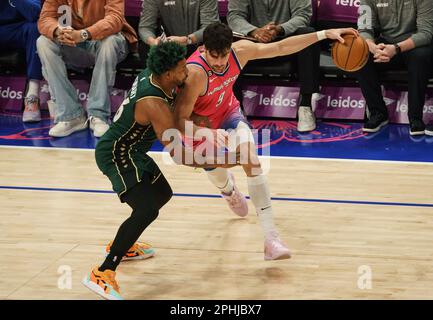 Washington, USA. 28. April 2023. WASHINGTON, DC - MÄRZ 28: Boston Celtics Guard Marcus Smart (36) verteidigt sich gegen Washington Wizards Forward Deni Avdija (9) während eines NBA-Spiels zwischen den Washington Wizards und den Boston Celtics am 28. März 2023 in der Capital One Arena in Washington, DC. (Foto: Tony Quinn/SipaUSA) Guthaben: SIPA USA/Alamy Live News Stockfoto