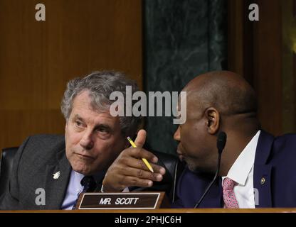 Ausschussvorsitzender Senator Sherrod Brown (D-OH) spricht mit Ranking-Mitglied Senator Tim Scott (R-SC) während einer Anhörung des Senats Banking, Housing, and Urban Affairs, die am 28. März 2023 in Washington DC stattfand, um die jüngsten Bankausfälle und die Reaktion der US-Aufsichtsbehörden im Senatsgebäude von Dirksen zu untersuchen. Foto: Jemal Countess/UPI Credit: UPI/Alamy Live News Stockfoto