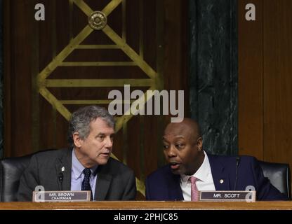 Washington, Usa. 28. März 2023. Ausschussvorsitzender Senator Sherrod Brown (D-OH) spricht mit Ranking-Mitglied Senator Tim Scott (R-SC) während einer Anhörung des Senats Banking, Housing, and Urban Affairs, die am 28. März 2023 in Washington DC stattfand, um die jüngsten Bankausfälle und die Reaktion der US-Aufsichtsbehörden im Senatsgebäude von Dirksen zu untersuchen. Foto: Jemal Countess/UPI Credit: UPI/Alamy Live News Stockfoto