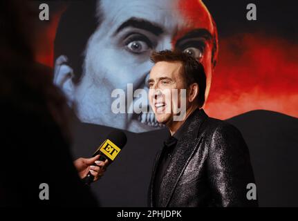 New York, Usa. 28. März 2023. Nicolas Cage trifft am 28. März 2023 auf dem roten Teppich auf der Premiere von Universal Pictures' „Renfield“ im Museum of Modern Art in New York City ein. Foto: John Angelillo/UPI Credit: UPI/Alamy Live News Stockfoto