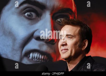 New York, Usa. 28. März 2023. Nicolas Cage trifft am 28. März 2023 auf dem roten Teppich auf der Premiere von Universal Pictures' „Renfield“ im Museum of Modern Art in New York City ein. Foto: John Angelillo/UPI Credit: UPI/Alamy Live News Stockfoto