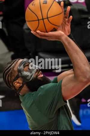 Washington, USA. 28. April 2023. WASHINGTON, DC - 28. MÄRZ: Die Bostoner Celtics Wache Jaylen Brown (7) wärmt sich auf, bevor am 28. März 2023 in der Capital One Arena in Washington, DC, ein NBA-Spiel zwischen den Washington Wizards und den Boston Celtics stattfindet. (Foto: Tony Quinn/SipaUSA) Guthaben: SIPA USA/Alamy Live News Stockfoto