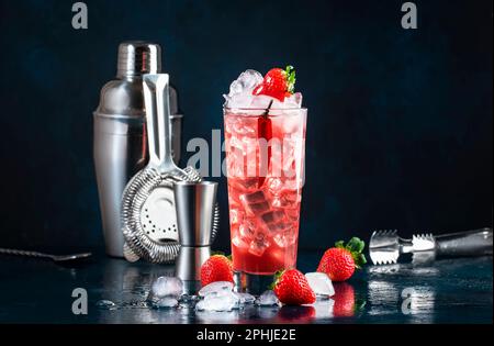 Oldboy alkoholisches Cocktailgetränk mit Wodka, Grapefruitsaft, Erdbeeren, Zucker, Zimt und heißem Chili-Pfeffer. Highball-Glas auf dunkelblauem Hintergrund Stockfoto