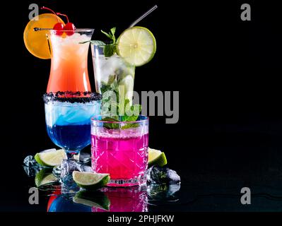 Helle, erfrischende Cocktails auf reflektierendem Glas mit Kopierbereich. Stockfoto