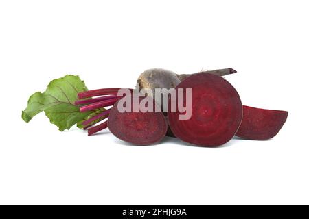 Rohe, ganze und geschnittene rote Rote Bete isoliert auf weißem Hintergrund Stockfoto