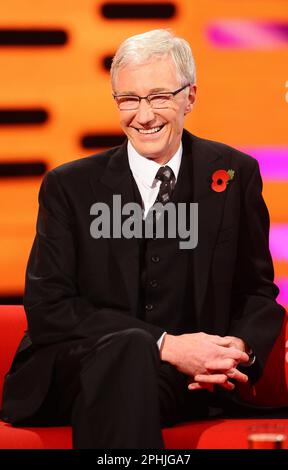 Dateifoto vom 01. Oktober 11/12 von Paul O'Grady bei der Drehung der Graham Norton Show in den London Studios in South London. Der Fernsehmoderator und Komiker Paul O'Grady ist im Alter von 67 Jahren gestorben, sagte sein Partner Andre Portasio. Der Fernsehstar, auch bekannt für seine Drag-Queen-Persönlichkeit Lily Savage, starb „unerwartet, aber friedlich“ am Dienstagabend, eine Erklärung, die der PA-Nachrichtenagentur über einen Repräsentanten mitgeteilt wurde. Ausgabedatum: Mittwoch, 29. März 2023. Stockfoto