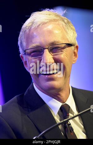 Dossierfoto vom 28.05/11 von Paul O'Grady auf der Bühne beim Hay Festival in Hay-on-Wye, Powys. Der Fernsehmoderator und Komiker Paul O'Grady ist im Alter von 67 Jahren gestorben, sagte sein Partner Andre Portasio. Der Fernsehstar, auch bekannt für seine Drag-Queen-Persönlichkeit Lily Savage, starb „unerwartet, aber friedlich“ am Dienstagabend, eine Erklärung, die der PA-Nachrichtenagentur über einen Repräsentanten mitgeteilt wurde. Ausgabedatum: Mittwoch, 29. März 2023. Stockfoto