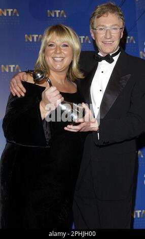 Dossierfoto von Fern Britton vom 26. Oktober 10/04 mit Paul O'Grady, der bei den National Television Awards 2004 zum 10. Jahrestag in der Royal Albert Hall in London ihren Preis für das beste Tagesprogramm für heute Morgen erhielt. Der Fernsehmoderator und Komiker Paul O'Grady ist im Alter von 67 Jahren gestorben, sagte sein Partner Andre Portasio. Der Fernsehstar, auch bekannt für seine Drag-Queen-Persönlichkeit Lily Savage, starb „unerwartet, aber friedlich“ am Dienstagabend, eine Erklärung, die der PA-Nachrichtenagentur über einen Repräsentanten mitgeteilt wurde. Ausgabedatum: Mittwoch, 29. März 2023. Stockfoto