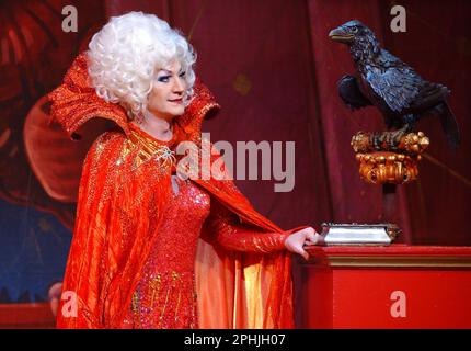 Dossierfoto vom 21.12/04, von Paul O'Grady, der als Lily Savage, als die Wicked Queen, in Snow White & the Seven Dwarfs auftritt, im Victoria Palace Theatre, London. Der Fernsehmoderator und Komiker Paul O'Grady ist im Alter von 67 Jahren gestorben, sagte sein Partner Andre Portasio. Der Fernsehstar, auch bekannt für seine Drag-Queen-Persönlichkeit Lily Savage, starb „unerwartet, aber friedlich“ am Dienstagabend, eine Erklärung, die der PA-Nachrichtenagentur über einen Repräsentanten mitgeteilt wurde. Ausgabedatum: Mittwoch, 29. März 2023. Stockfoto