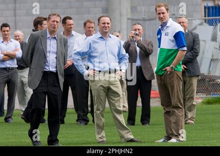 (L-R) Eden Park Development Board Chairman John Waller mit neuseeländischem Premierminister John Key und Prince William im Eden Park, um die Entwicklungen zu betrachten Stockfoto