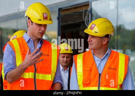 (L-R) Prinz William mit neuseeländischem Premierminister John Key im Eden Park Rugby Stadium, um die Entwicklungen für die Rugby-Weltmeisterschaft 2011 in Auckland zu betrachten Stockfoto