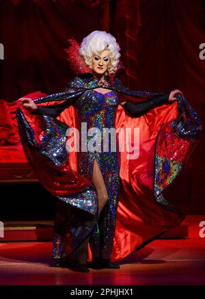 Dossierfoto vom 21. Oktober 12/04 von Paul O'Grady als Lily Savage als die Wicked Queen in Snow White & the Seven Zwarfs im Victoria Palace Theatre, London, TV-Moderator und Komiker Paul O'Grady ist im Alter von 67 Jahren gestorben, sagte sein Partner Andre Portasio. Der Fernsehstar, auch bekannt für seine Drag-Queen-Persönlichkeit Lily Savage, starb „unerwartet, aber friedlich“ am Dienstagabend, eine Erklärung, die der PA-Nachrichtenagentur über einen Repräsentanten mitgeteilt wurde. Ausgabedatum: Mittwoch, 29. März 2023. Stockfoto