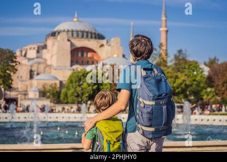 Vater und Sohn Touristen genießen einen wunderschönen Blick auf die Hagia Sophia Kathedrale, die berühmte moschee des islamischen Wahrzeichens, Reisen Sie nach Istanbul, Türkei. Reisen mit Stockfoto