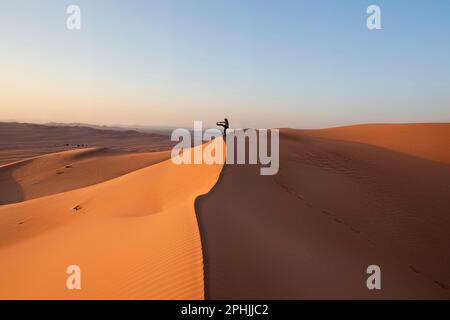 Wandern in Wüstensanddünen, Wahiba Sands, Ash Sharqiyah, Oman Stockfoto