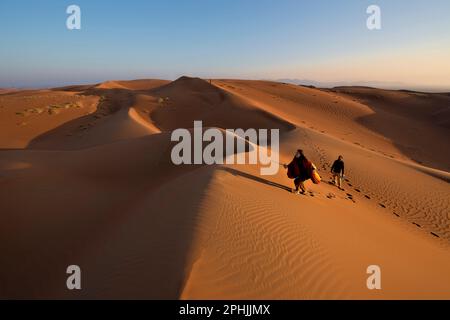 Wandern in Wüstensanddünen, Wahiba Sands, Ash Sharqiyah, Oman Stockfoto