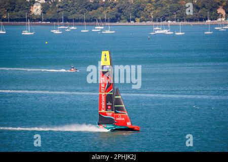 Auckland, Neuseeland, 29. März 2023. Team Neuseelands America's Cup Boot, Te Rehutai, macht eine Übungssitzung im Hafen von Waitematā. Kredit: David Rowland/Alamy Live News Stockfoto