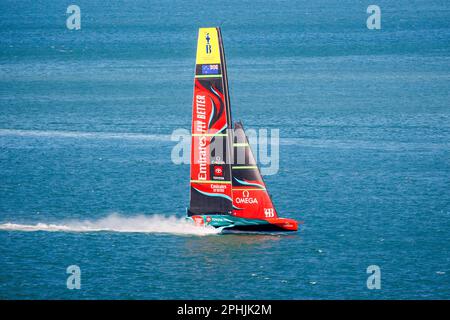 Auckland, Neuseeland, 29. März 2023. Team Neuseelands America's Cup Boot, Te Rehutai, macht eine Übungssitzung im Hafen von Waitematā. Kredit: David Rowland/Alamy Live News Stockfoto